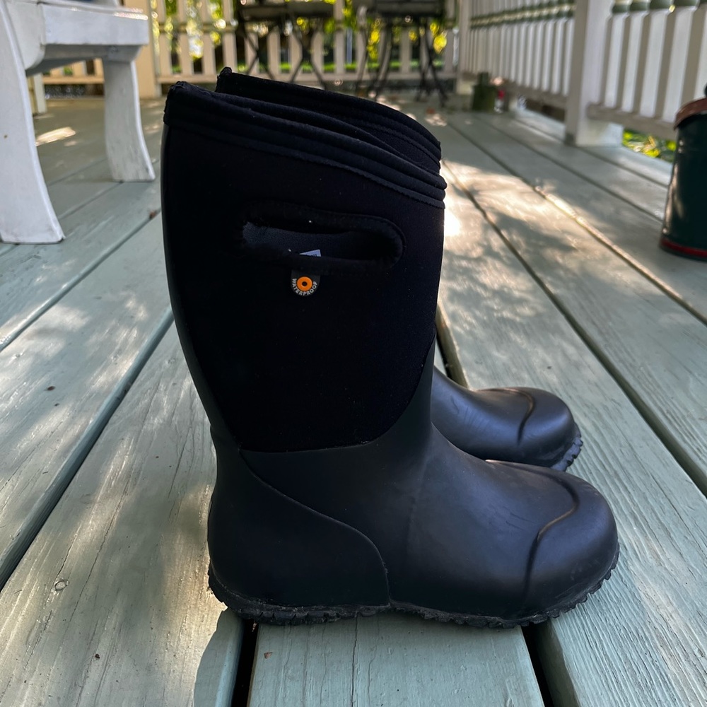 Kids Bogs size 2 Black -4 degrees insulated boots-winter rain work